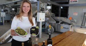 Kadın çiftçi yetiştirdiği zeytine devlet desteği ile kurduğu tesisle katma değer kazandırıyor