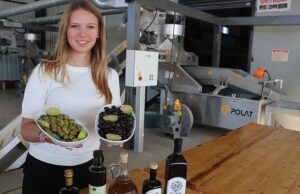 Kadın çiftçi yetiştirdiği zeytine devlet desteği ile kurduğu tesisle katma değer kazandırıyor