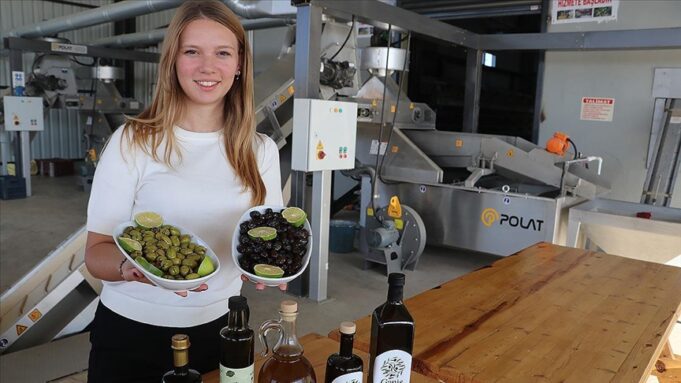 Kadın çiftçi yetiştirdiği zeytine devlet desteği ile kurduğu tesisle katma değer kazandırıyor
